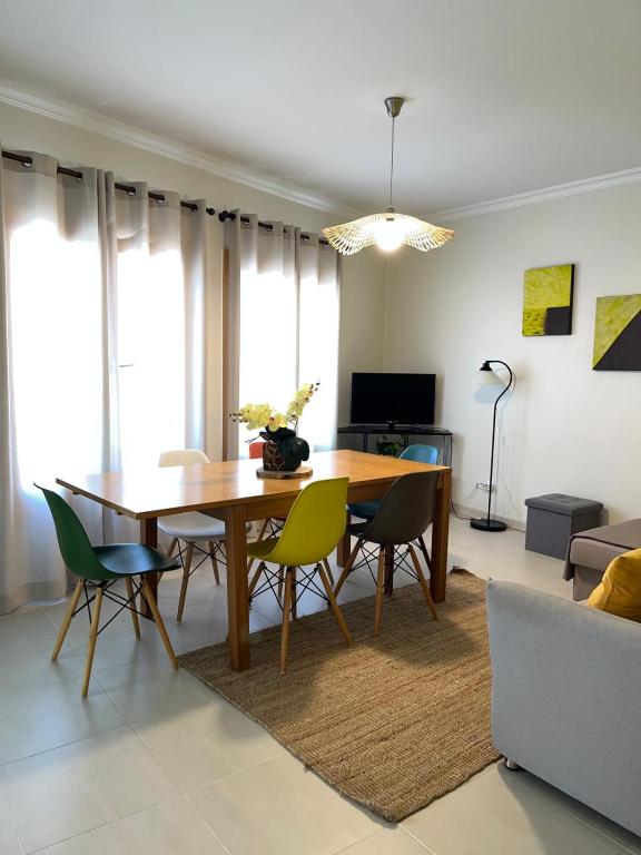 a dining room table and chairs in a living room at BEIRA-MAR, Casinha Sub-Vila in Nazaré
