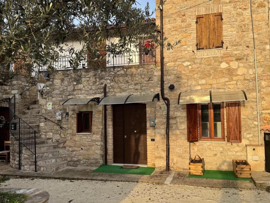 a stone building with a door and a window at Genghetta in Rivotorto