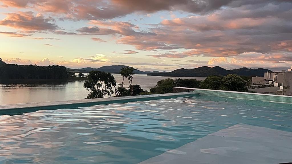 Paraíso à beira da represa com Píer Particular