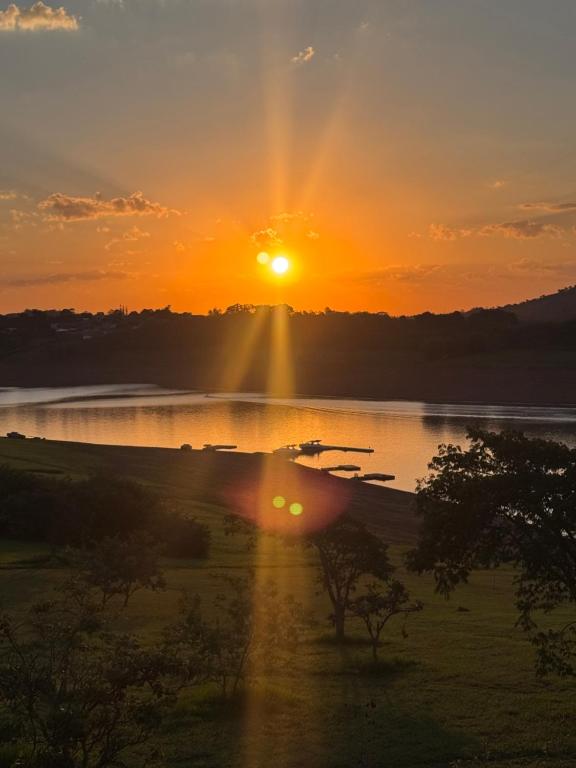 Paraíso à beira da represa com Píer Particular