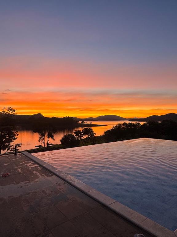 Paraíso à beira da represa com Píer Particular