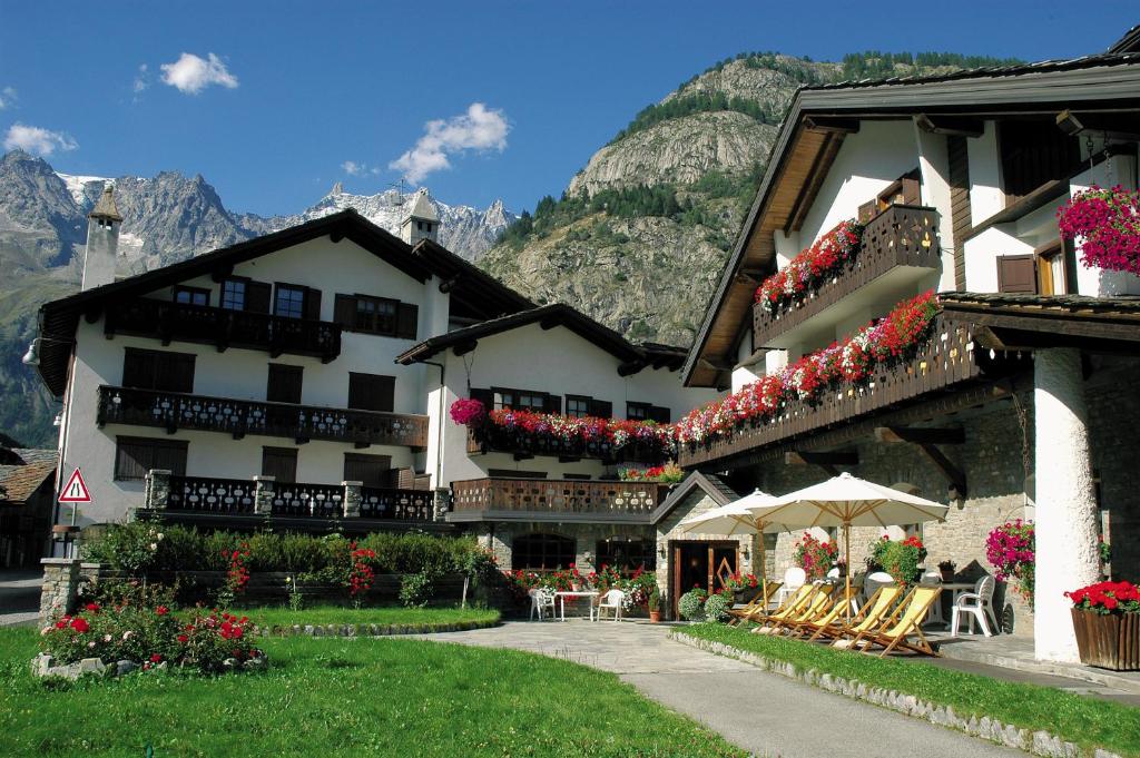 a building with flowers on the side of it at Hotel Del Viale in Courmayeur