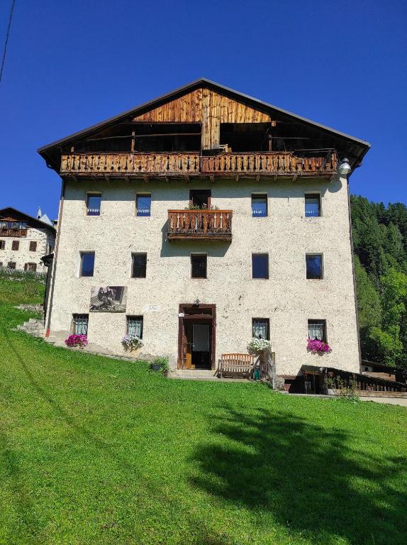 a large building with a balcony on top of it at Mezzodì Locazione Turistica in Colcerver