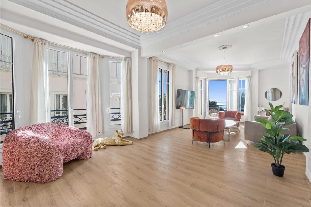 RERF 2046 - Cannes Croisette - Fully renovated apartment with sea view for