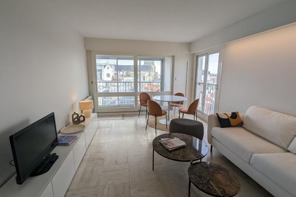 Loving cocoon with furnished balcony