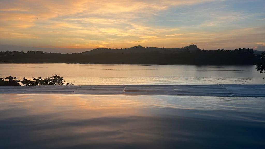 Paraíso à beira da represa com Píer Particular