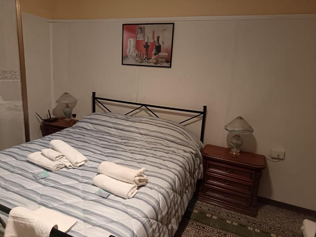 a bedroom with a bed with towels on it at La Casa di Emanuela in Caltavuturo