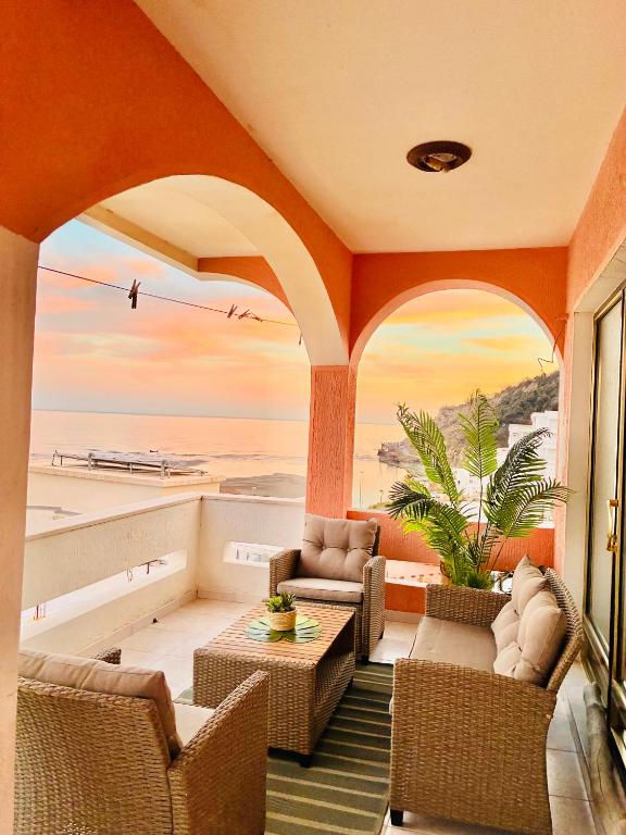 pokój z krzesłami i stołami oraz widokiem na ocean w obiekcie Waves View w Ulcinju