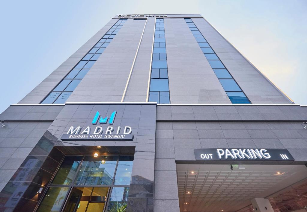 ein hohes Gebäude mit einem Schild drauf in der Unterkunft Gwangju Madrid Hotel in Gwangju