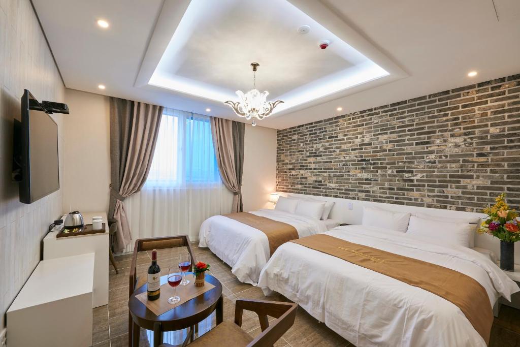 Postel nebo postele na pokoji v ubytování Gwangju Madrid Hotel