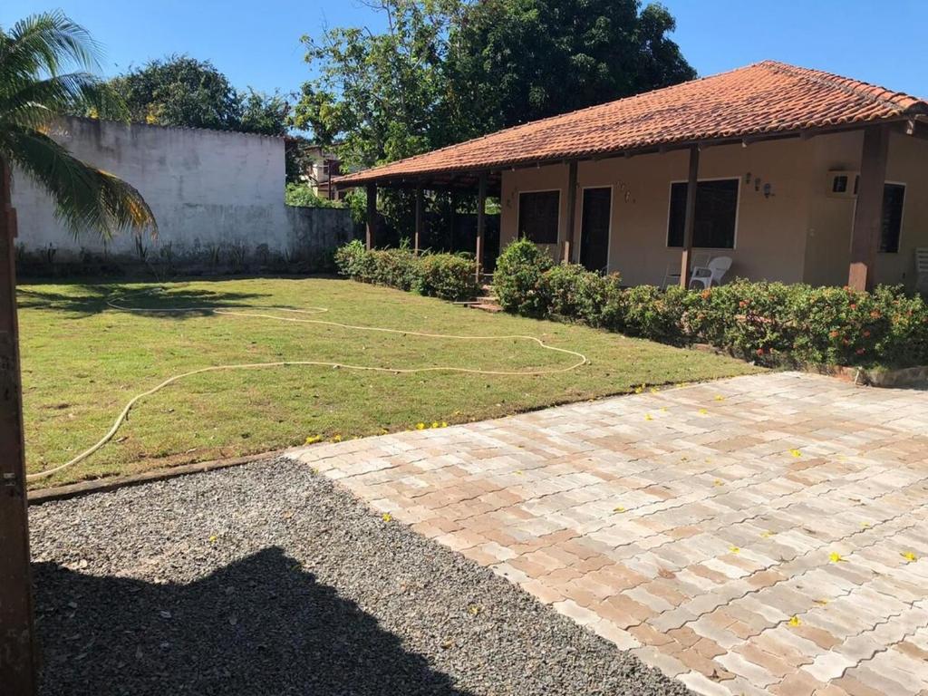 a yard with a house with a garden hose at Casa em Alter do Chão in Santarém