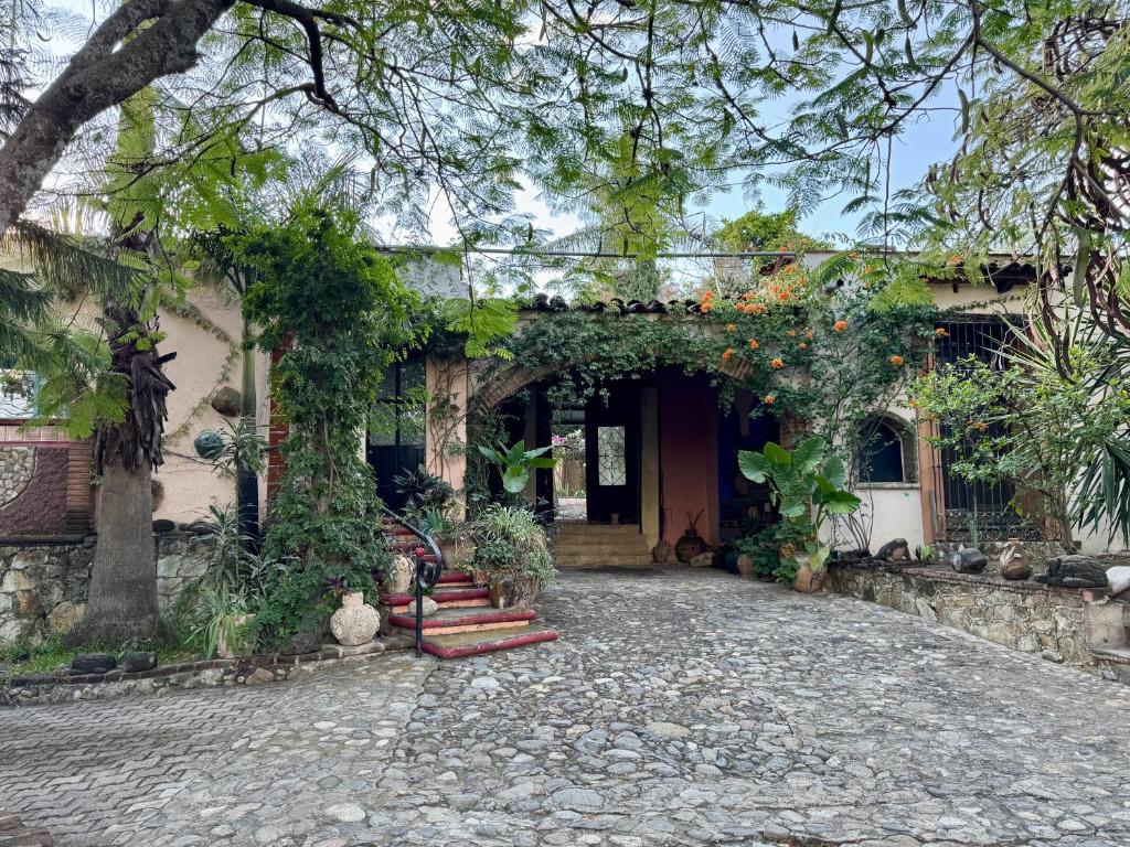 an entrance to a house with an arch with plants at Hacienda Cordova in San Sebastián Etla