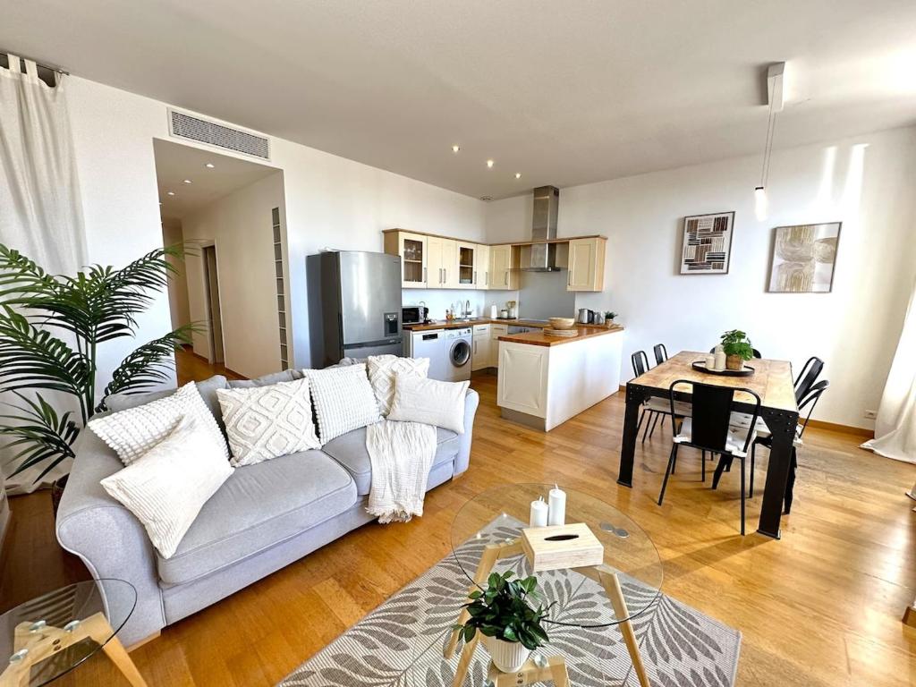 3 bedrooms with sea view - 4 min Palais & beaches
