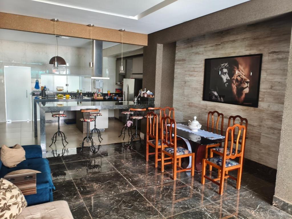 a kitchen and dining room with a table and chairs at Paraíso do aconchego in Aparecida de Goiânia