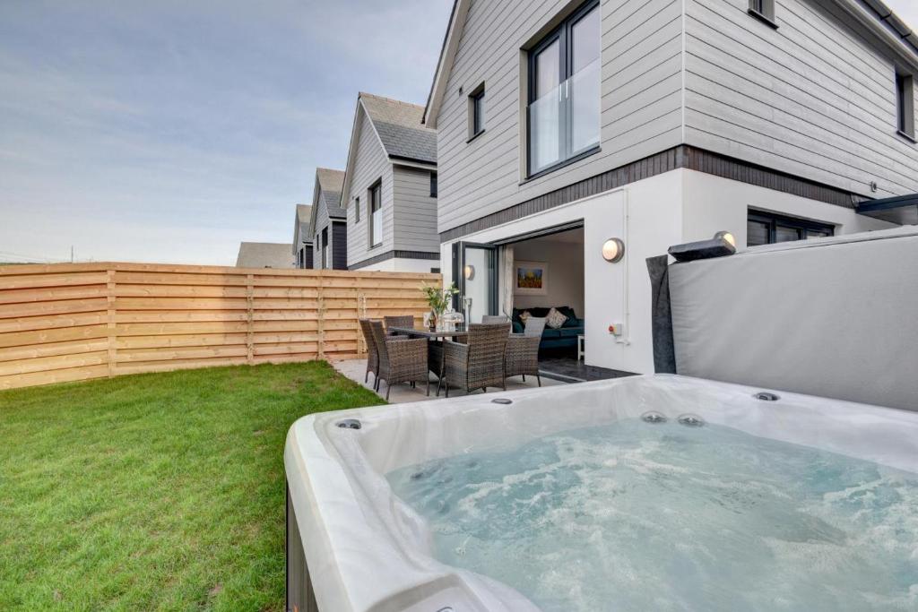a hot tub in the backyard of a house at 3 Bed in Croyde oc-hector in Croyde