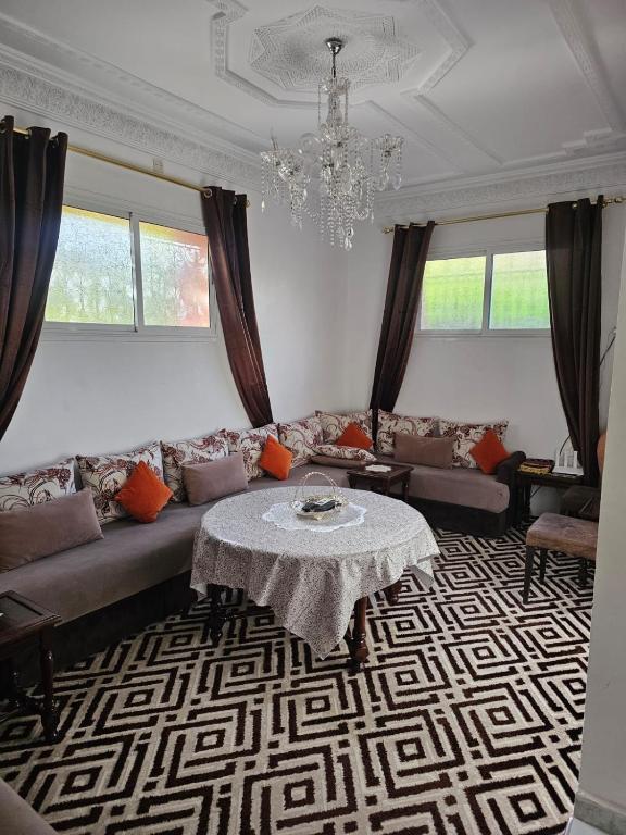 ein Wohnzimmer mit Sofa und Tisch in der Unterkunft Marrakech in Marrakesch