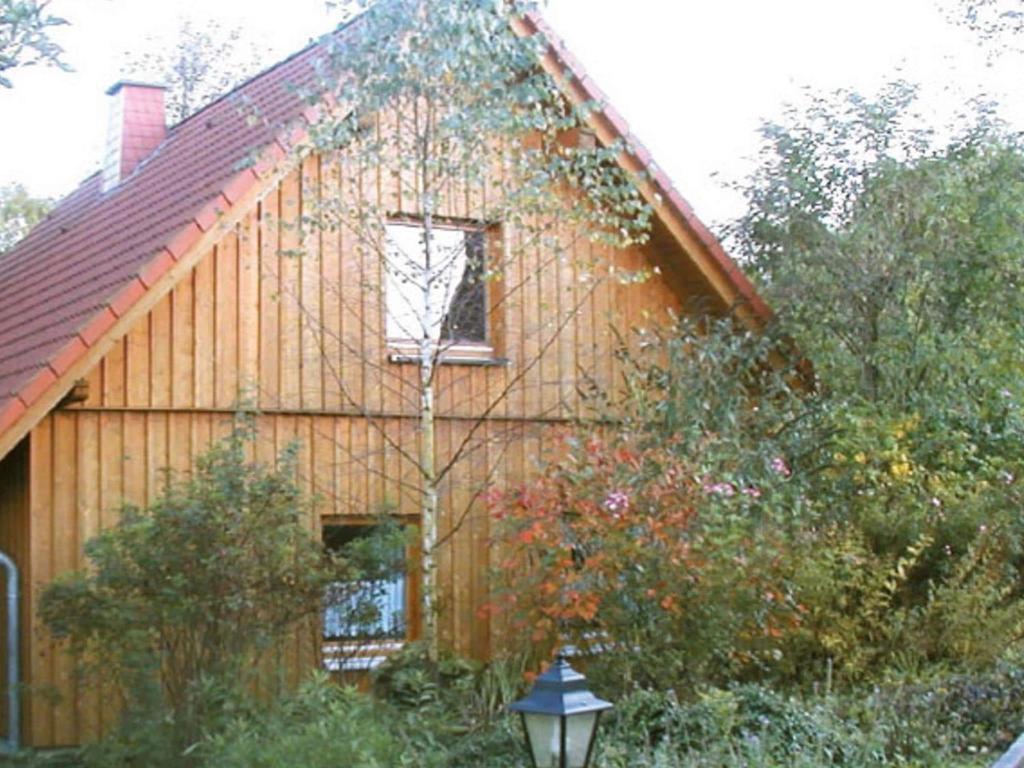 a wooden house with a window on the side of it at Ferienwohnung mit Loggia im Teutoburger Wald in Bredenborn