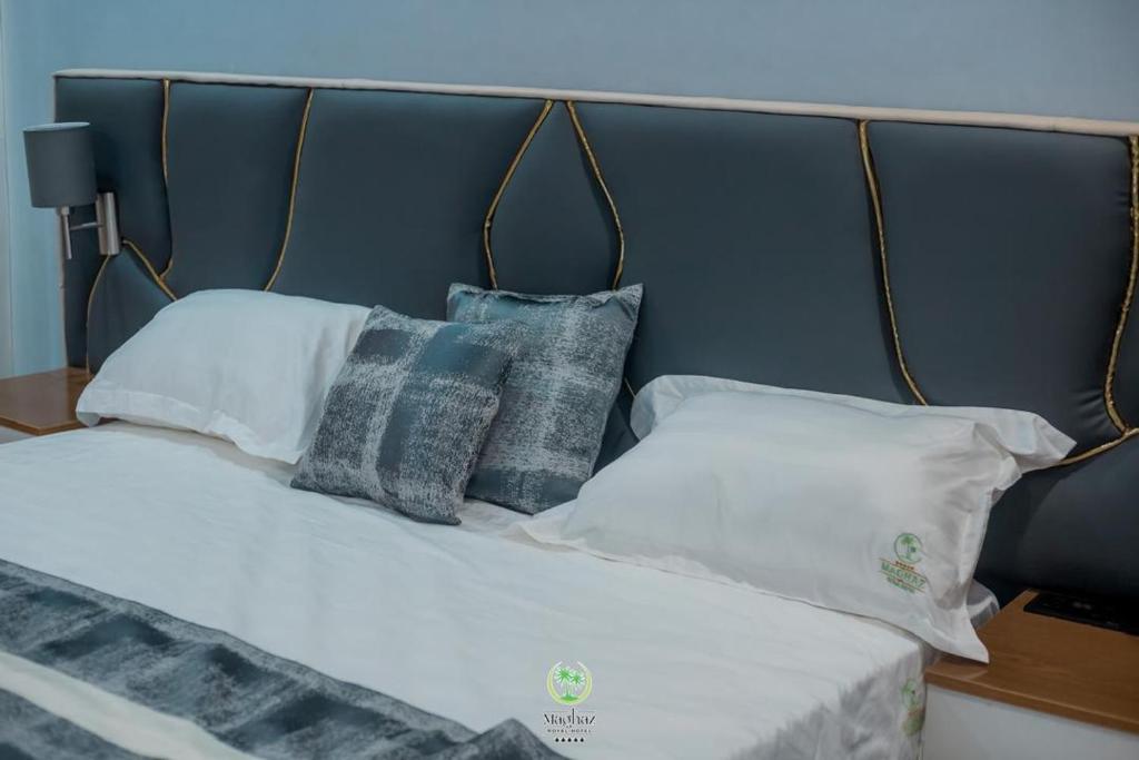 Llit o llits en una habitació de Maghaz Hotel