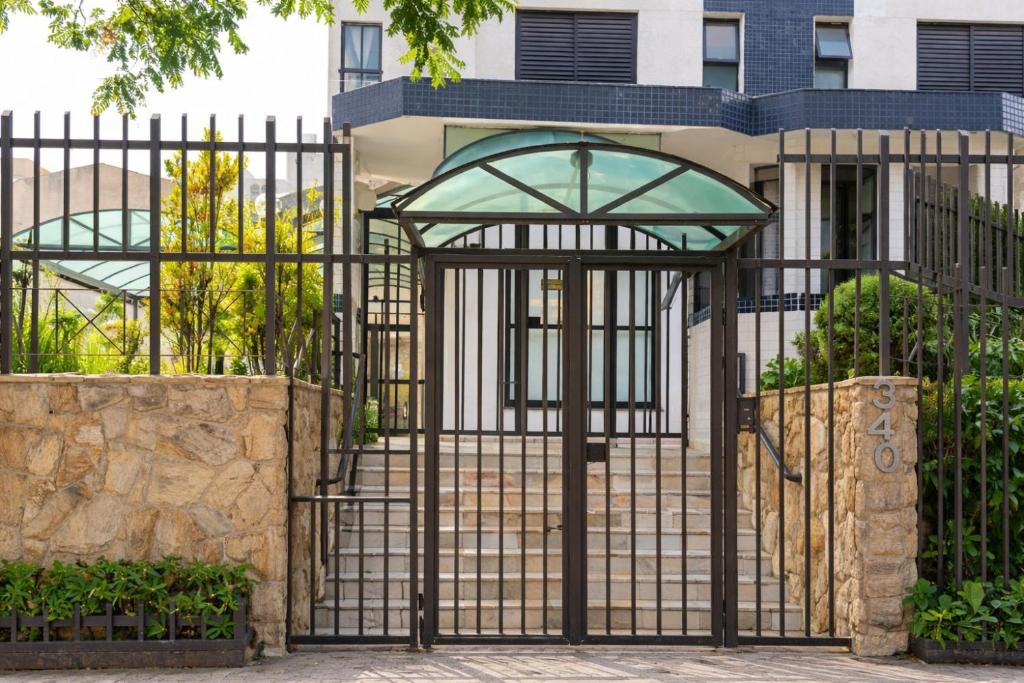 an iron gate in front of a building at Condominio da Americas Maspex in São Paulo