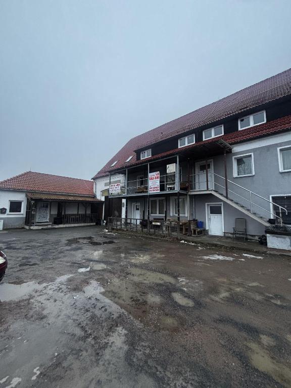 an empty parking lot in front of a building at Rama Vona UG in Wülknitz