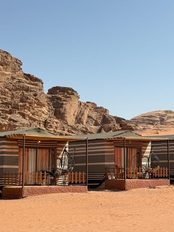 a building in the desert with mountains in the background at Jouri Luxury rum camp in Disah