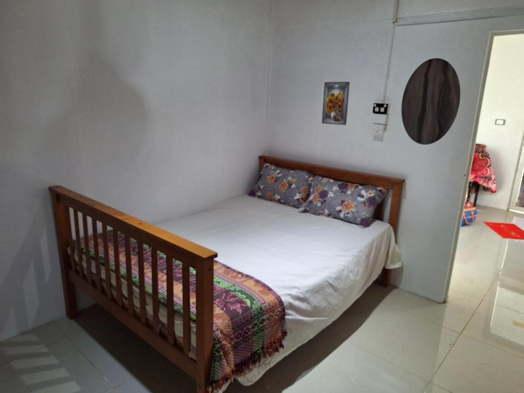 un petit lit avec un berceau dans une chambre dans l'établissement Singhs, à Nadi