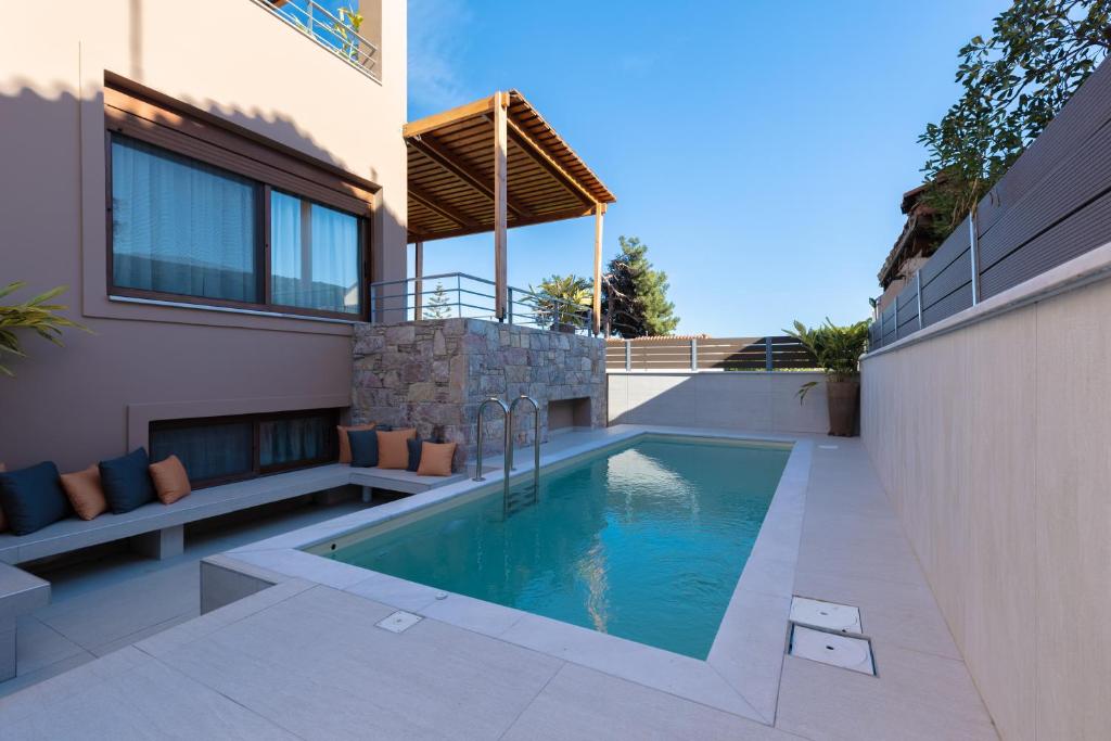una piscina nel cortile di una casa di Villa Elysia a Porto Rafti