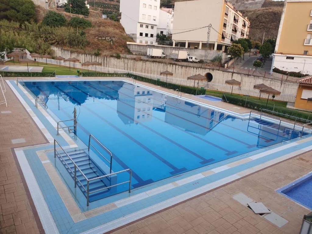 Una vista aérea de una gran piscina en Apartamento La Vista Cerca de la Playa, en Algarrobo