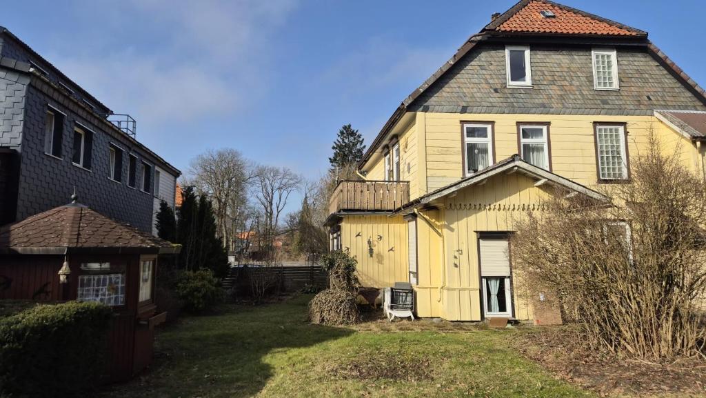 a yellow house with a gambrel roof at Steigerstube in Clausthal-Zellerfeld