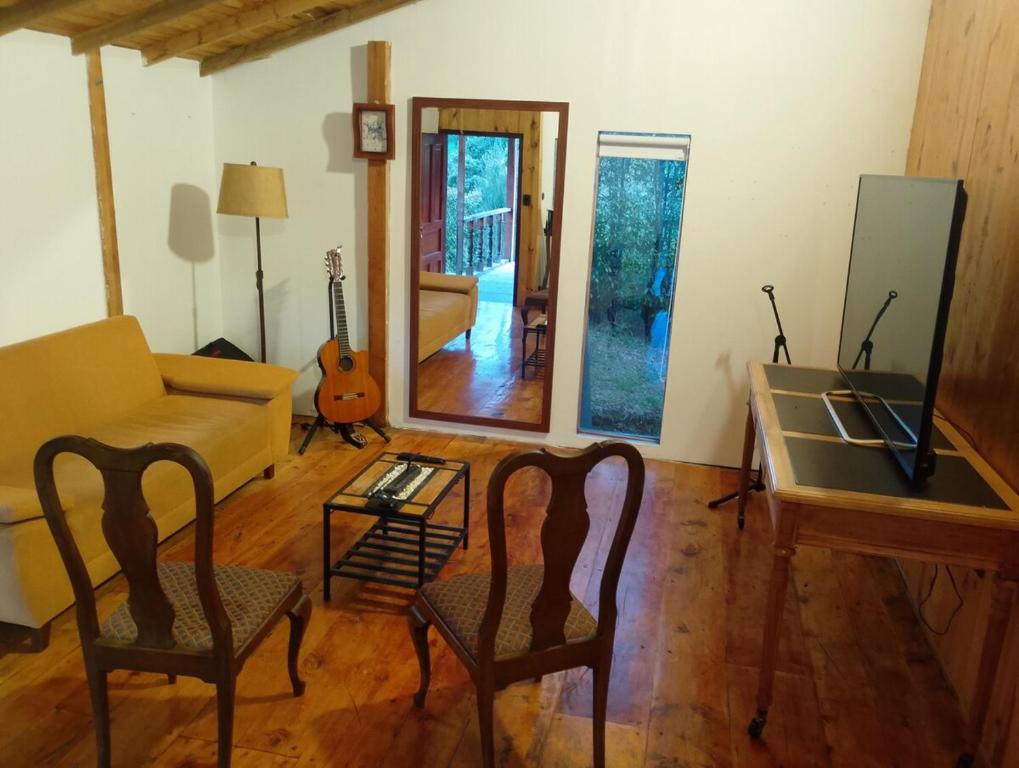 a living room with a couch and a table at Cabaña Ortiz in Guatavita