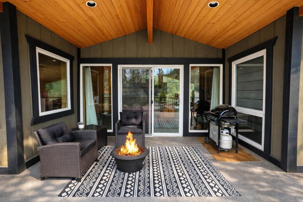 a screened in porch with a fire pit at Riverside Loft Suite home in Leavenworth