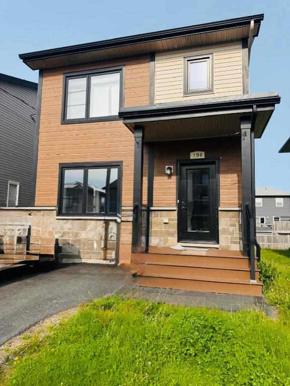 ein Haus mit Veranda und Einfahrt in der Unterkunft Sanctuary! in Halifax