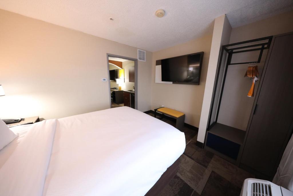 Comfort Inn & Suites Hutchinson photo