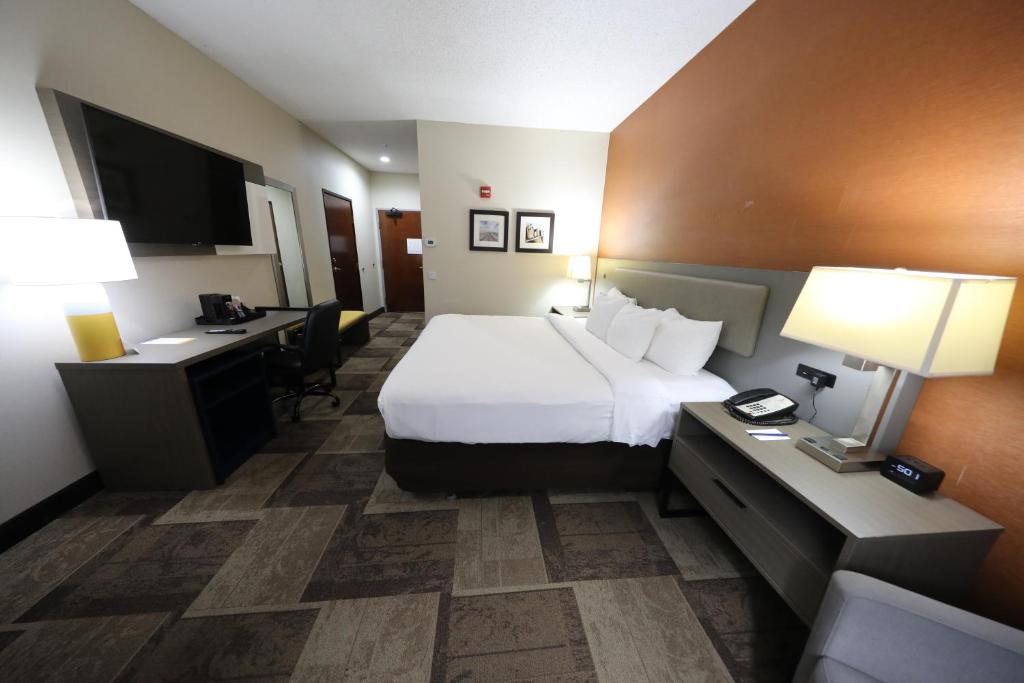 Comfort Inn & Suites Hutchinson photo