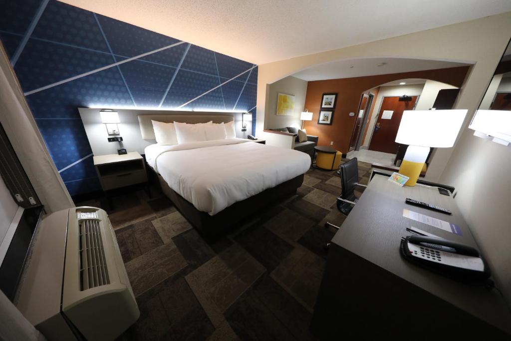 Comfort Inn & Suites Hutchinson photo