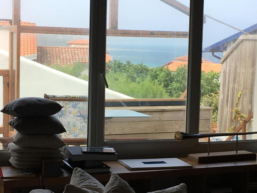a room with a window with a view of the ocean at Bidart centre maison vue mer in Bidart