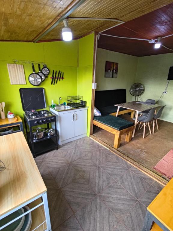 a room with a kitchen and a table and a tablektop at Los Tatas in Colbún
