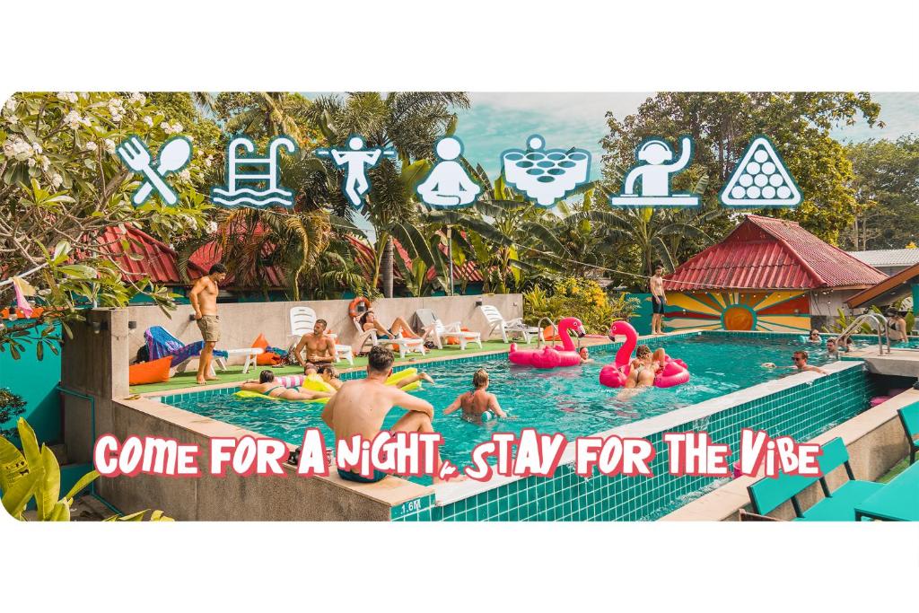 Ein Flyer für einen Wasserpark mit Menschen in einem Pool in der Unterkunft Kohmunity Hostel in Thongsala