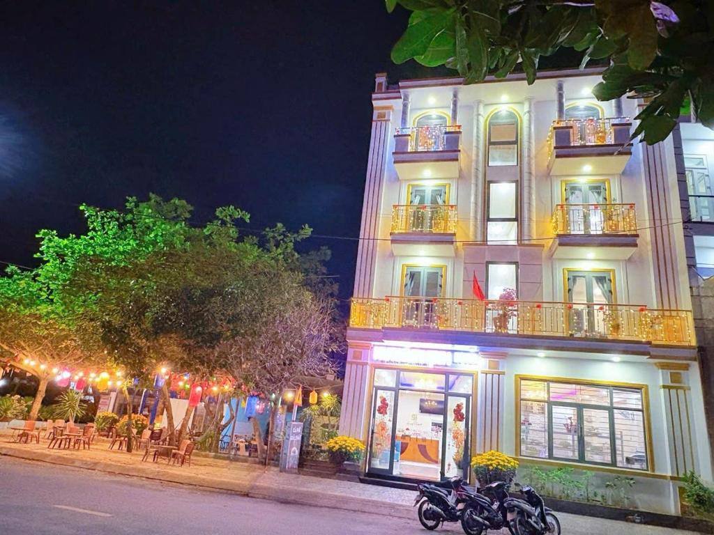 two motorcycles parked in front of a building at night at KHÁCH SẠN HƯNG THỊNH - Gần biển, gần cảng khách - Trung tâm Lý Sơn in Ly Son