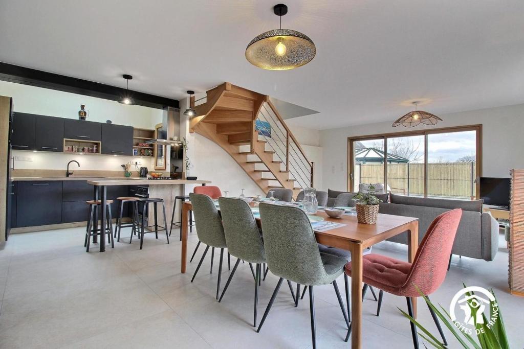 a kitchen and dining room with a table and chairs at La casa de silz in Arzal