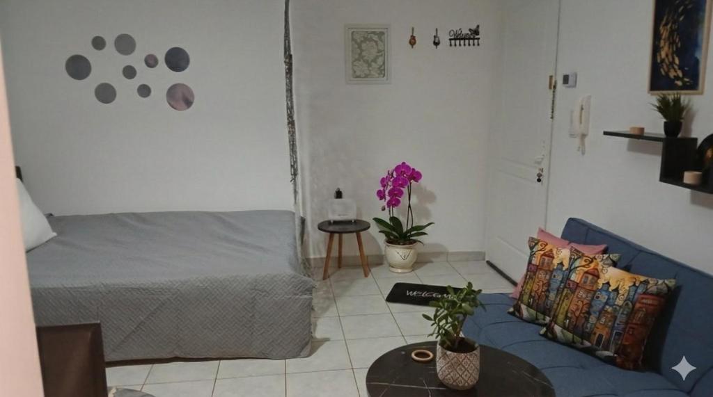 a living room with a bed and a table at Welcome studio in Preveza