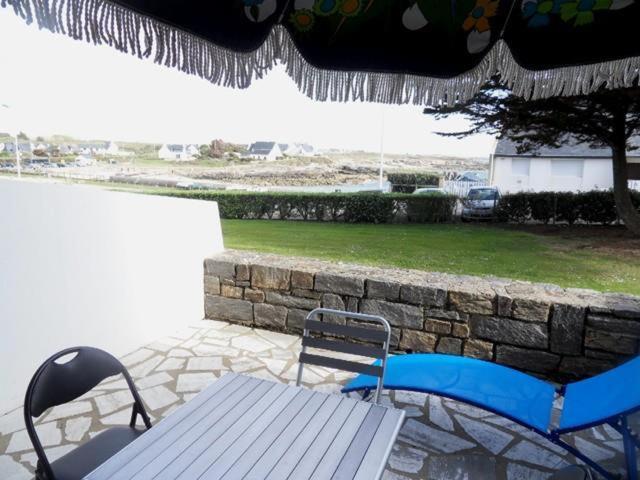 KervernoïsにあるApt 4 pers- Terrasse vue mer, 150 m de la plage - GILDWENの傘下の弁当とピクニックテーブル