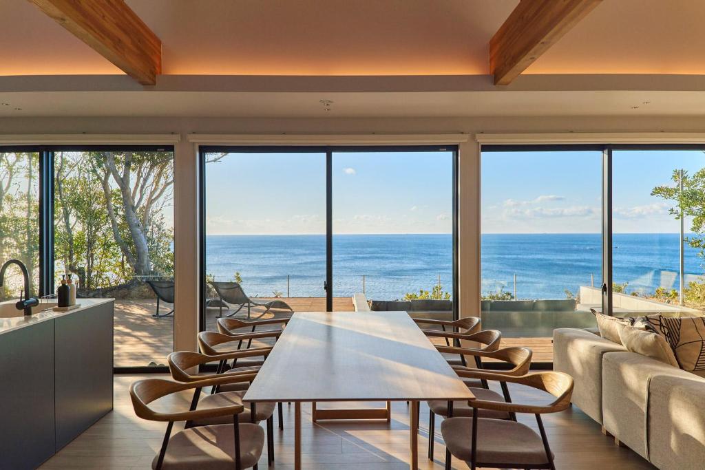 a dining room with a view of the ocean at UMIBE Terrace in Shima