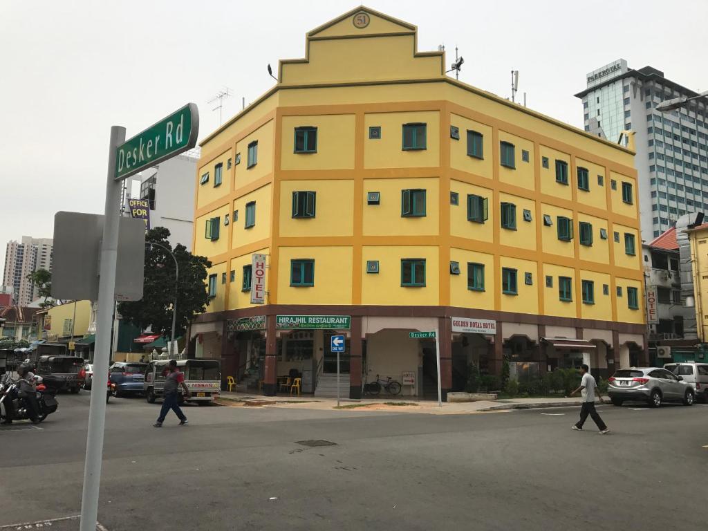 un bâtiment jaune avec un panneau de rue devant lui dans l'établissement L Hotel at 51 Desker, à Singapour