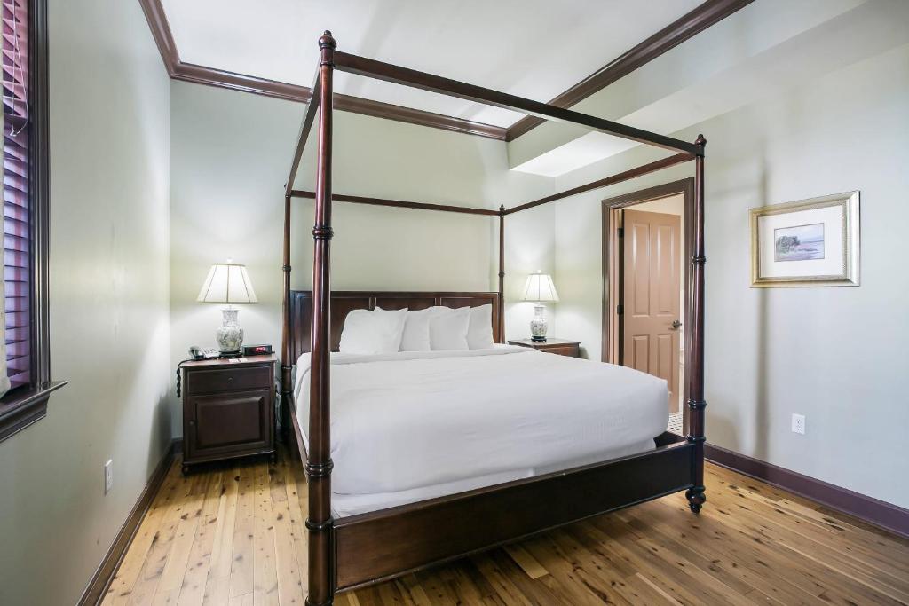 Water Street Hotel & Marina, an Ascend Collection Hotel photo