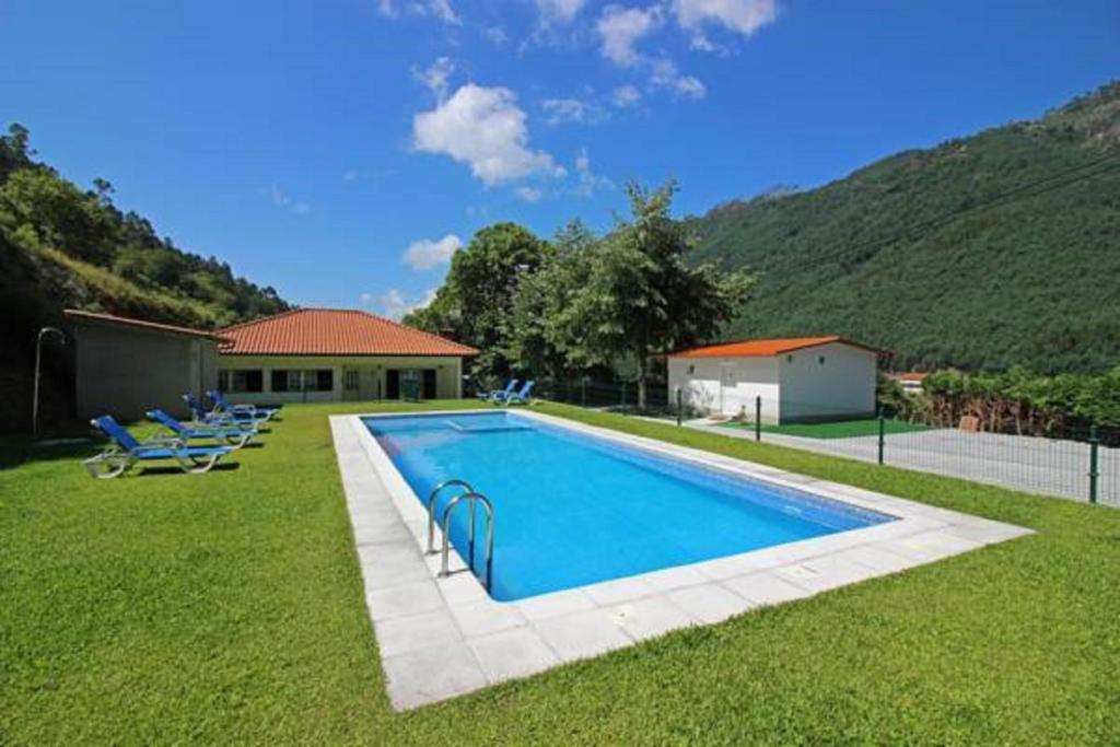 - une piscine dans la cour d'une maison dans l'établissement Vivenda Principe, à Gerês