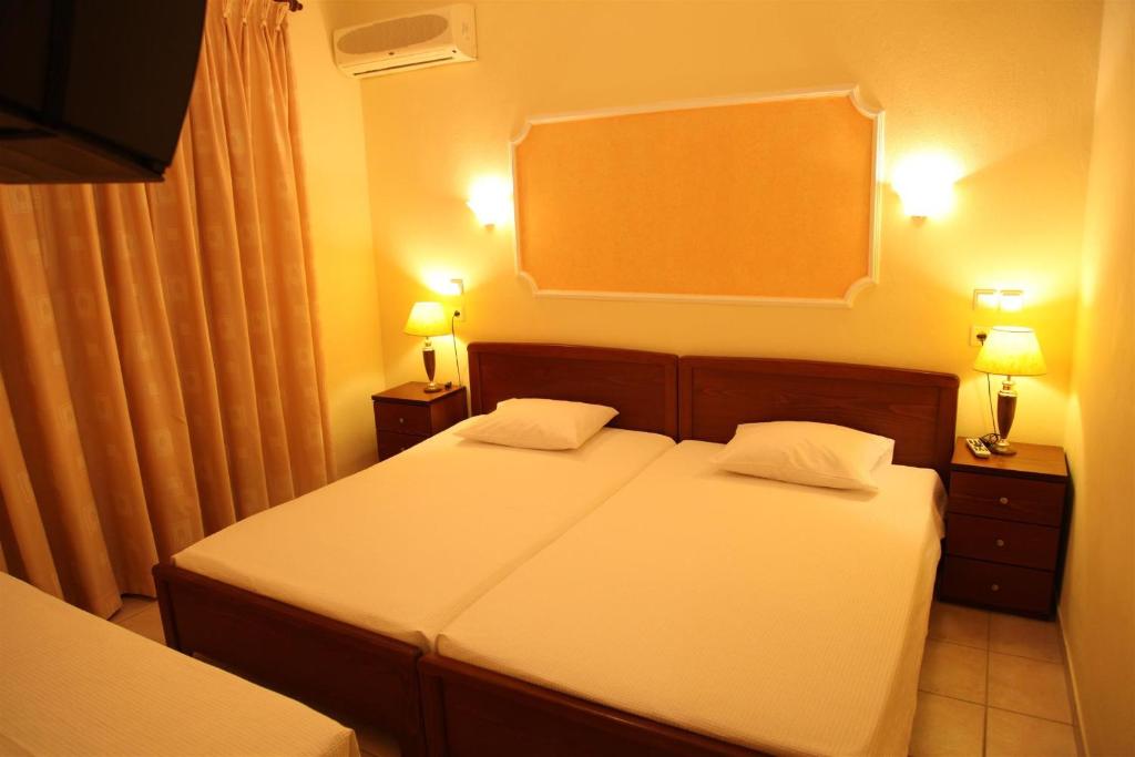 Postel nebo postele na pokoji v ubytování Vasiliki Apartments