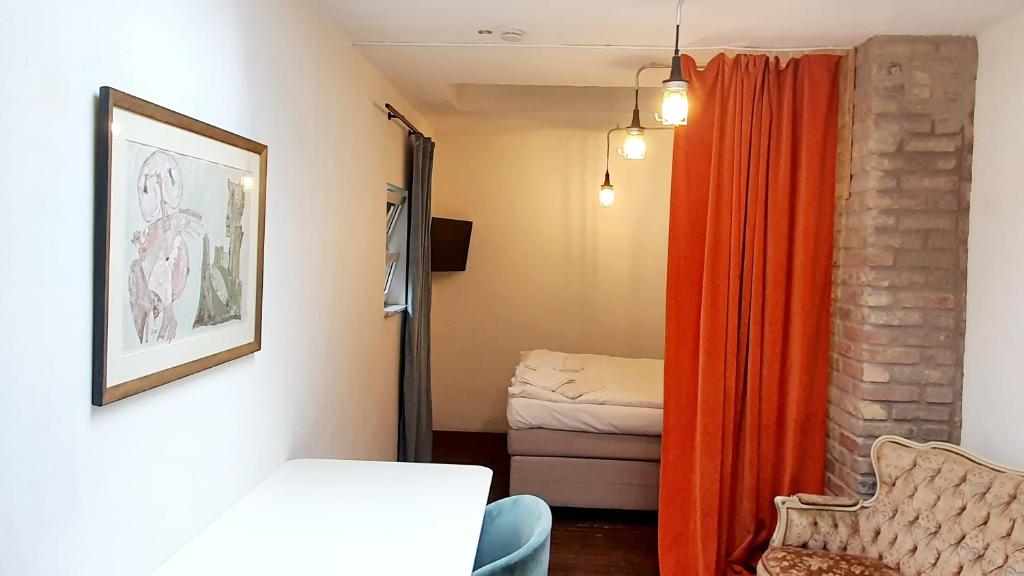 a room with a room with a bed and a mirror at Helles Zimmer im Loft in Mannheim