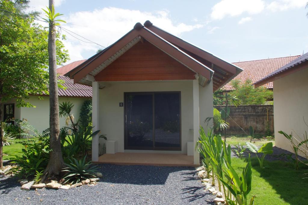 Thai House Beach Resort - Standaard Drievoudige Bungalow