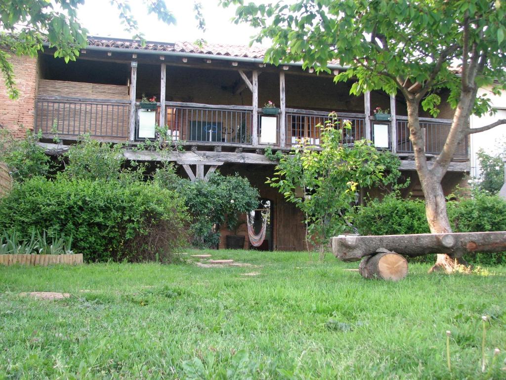 a house with a deck in the yard at Gîte les Peyrets in Montech